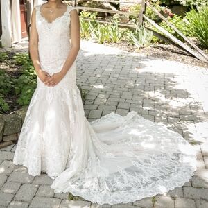 Elegant Lace Wedding Gown